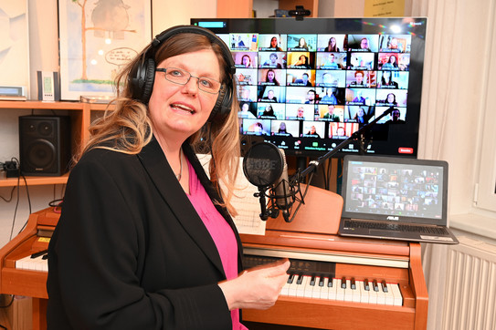 Heinke Kirzinger conducts a choir rehearsal via video conference