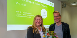 Photo of Prof. Liudvika Leišytė and Prof. Uwe Wilkesmann at the 10th anniversary celebration of the Professorship of Higher Education. Prof. Leišytė holds a bouquet of flowers in her hands.