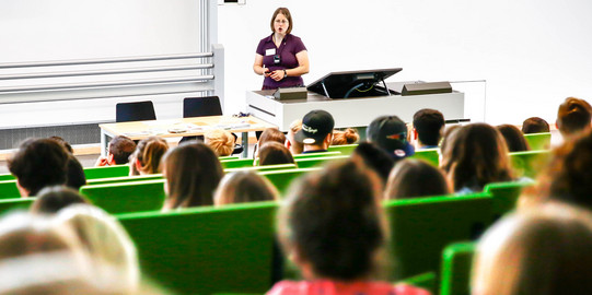 Studierende sitzen zum Studienstart in einer Vorlesung.