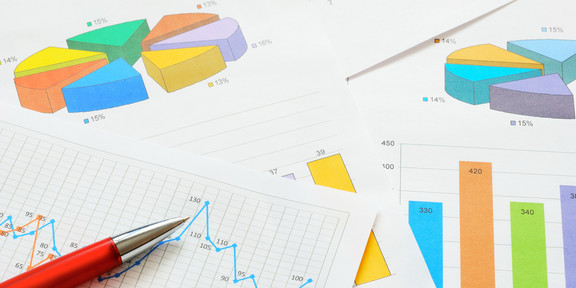 Diagramme_02 Bunte Kreis- und Balkendiagramme und ein Graph im Detail auf verschiedenen Seiten, die übereinander liegen.