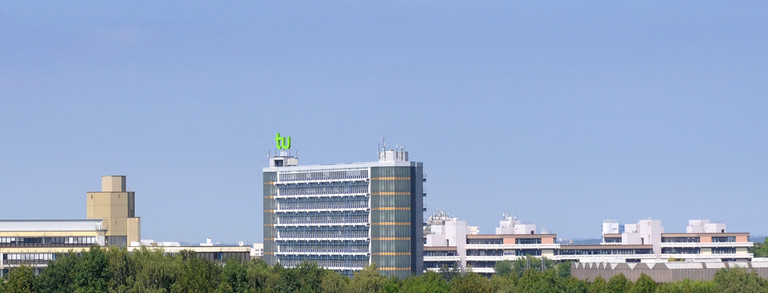 Panorama Campus Nord mit Mathetower und blauem Himmel