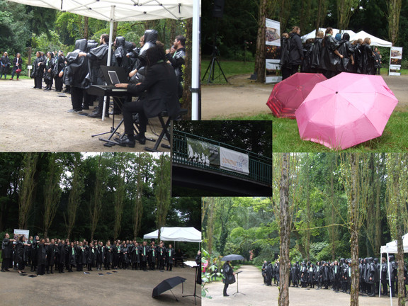Collage aus 4 Bildern, die den Auftritt des Unichors im Regen zeigen. Alle Mitglieder sind in schwarze Regencapes gekleidet. In der Mitte der Collage ein Bild, das das Plakat zum SommerTagTraum zeigt