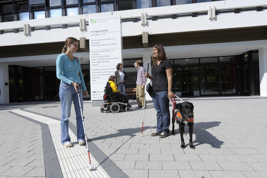 Studierende mit Behinderung im Gespräch vor Geb. EF 50
