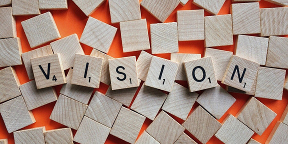 Mit Buchstabenwürfeln gelegtes Wort "Vision"