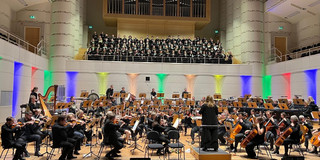 Heinke Kirzinger conducts the encore. The orchestra sits at the front. The choir stands in the gallery.