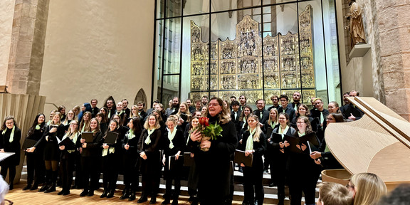 Der Unichor vor dem Altar der Petri-Kirche. Im Vordergrund Heinke Kirzinger.