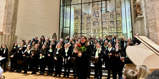 Der Unichor vor dem Altar der Petri-Kirche. Im Vordergrund Heinke Kirzinger.