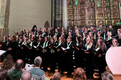 Der Universitätschor vor dem Altar der St. Petri-Kirche.