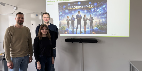 Von links nach rechts: David Brinkhaus, Laura Wuttke und Simon Telgheder stehen neben der Titelfolie "Leadership 4.0" .