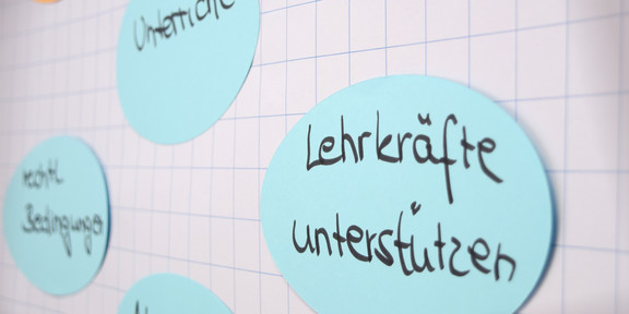 Flipchart mit Stichpunkten: Lehrkräfte unterstüzen und Unterricht