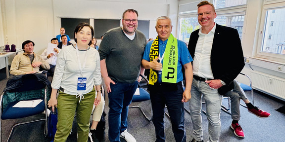 Prof. Wilkesmann und Tobias R. Ortelt mit zwei Mitgliedern der Delegation.