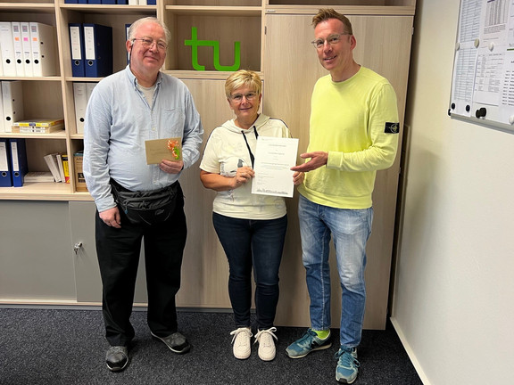 Uwe Wilkesmann (rechts) übergibt die Urkunde zum Dienstjubiläum an Frauke Reininghaus (Mitte). Links daneben: Olaf Kühnel vom Personalrat