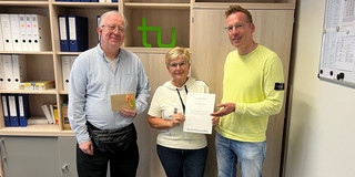 Uwe Wilkesmann (rechts) übergibt die Urkunde zum Dienstjubiläum an Frauke Reininghaus (Mitte). Links daneben: Olaf Kühnel vom Personalrat
