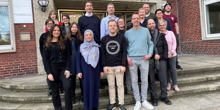 The newly elected board stands in front of the zhb building Hohe Str. 141.