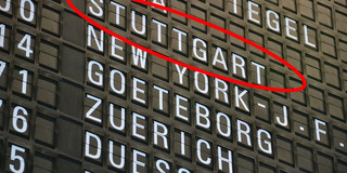 Anzeigetafel am Flughafen mit rotem Kreis um Schriftzug Stuttgart