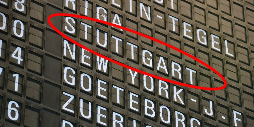 Anzeigetafel am Flughafen mit rotem Kreis um Schriftzug Stuttgart