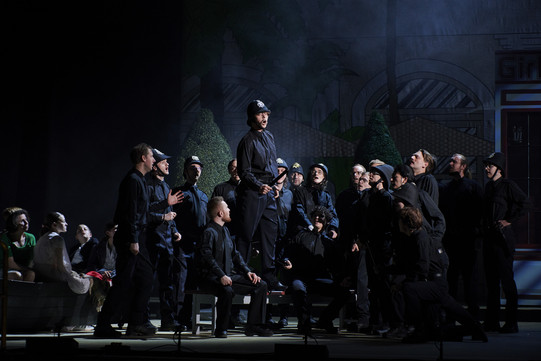 Szenenauftritt der Sänger des Unichors in schwarzen Polizeiuniformen. 
