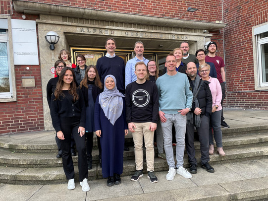 The newly elected board stands in front of the zhb building at Hohe Str. 141.