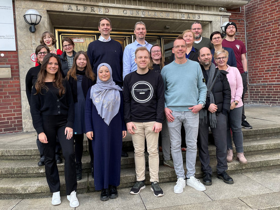 Der neu gewählte Vorstand steht vor dem zhb Gebäude Hohe Str. 141.