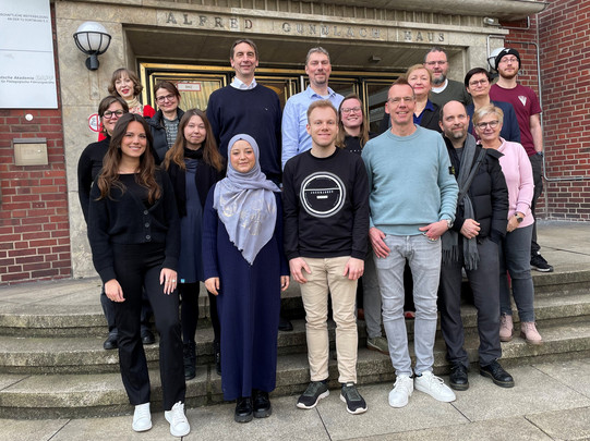 Der neu gewählte Vorstand steht vor dem zhb Gebäude Hohe Str. 141.