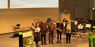 Übergabe der Preise auf dem Podium. Von links nach rechts: Wiebke Möhring, Katrin Stolz, Volker Mattick, Markus Alex, Stephanie Steden, Andrea Martin.