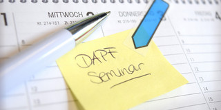 Wochenplaner mit gelber Haftnotiz "DAPF Seminar"