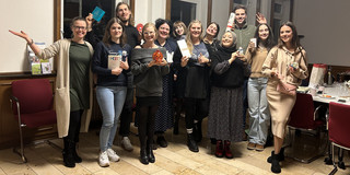 Gruppenbild mit Wichtelgeschenken