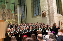 Der Unichor vor dem Altar in der Petri-Kirche. Rechts im Bild steht die Chorleiterin Heinke Kirzinger.