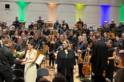 Congratulations to the soloist with a bouquet of flowers. Choir director Heinke Kirzinger stands in the middle.